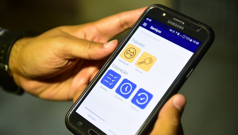 Serviços acessados pelo celular no aplicativo Amazonas na Palma da Mão deverão ser ampliados em 2018 (Foto: Bruno Zanardo/Secom)