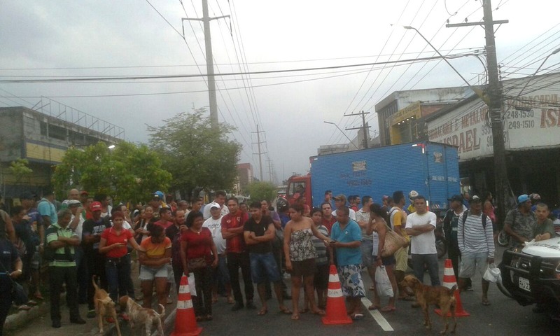 Pedestres pararam para acompanhar a ação da polícia no isolamento à área do banco (Foto: Divulgação)