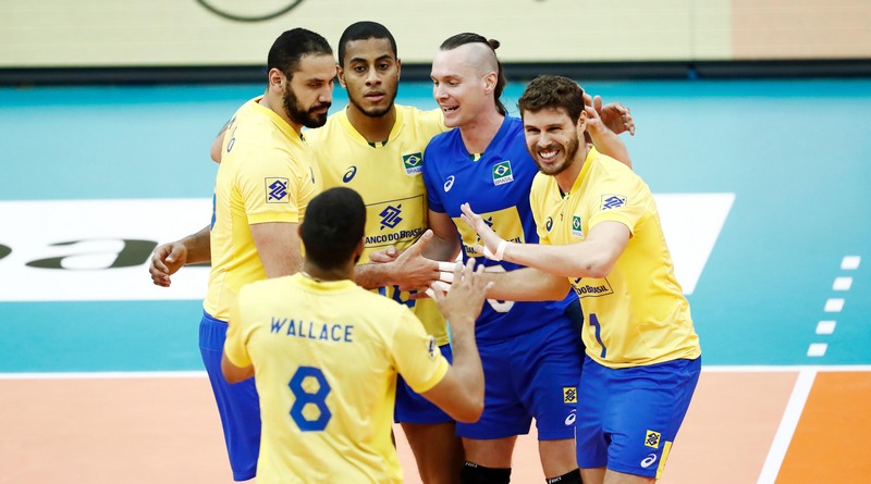 Jogadores festejaram ponto no terceiro set que garantiu vitória do Brasil (Foto: FIVB/Divulgação)