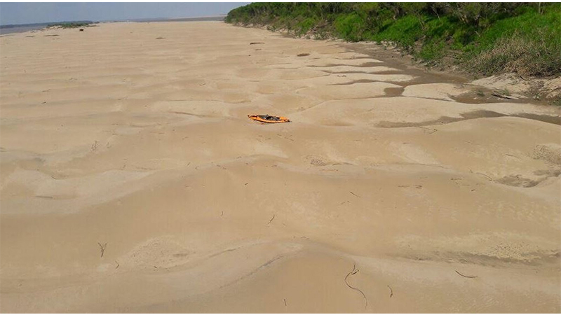 Apenas caiaque de esportista britânica foi encontrado em comunidade ribeirinha do Amazonas (Foto: Marinha/Divulgação)