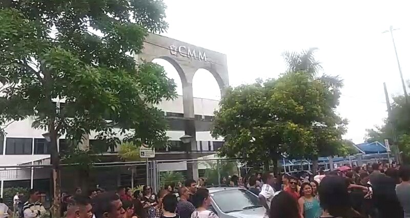 Professores fizeram manifestação em frente à CMM para cobrar dinheiro do Fundeb (Foto: ATUAL)