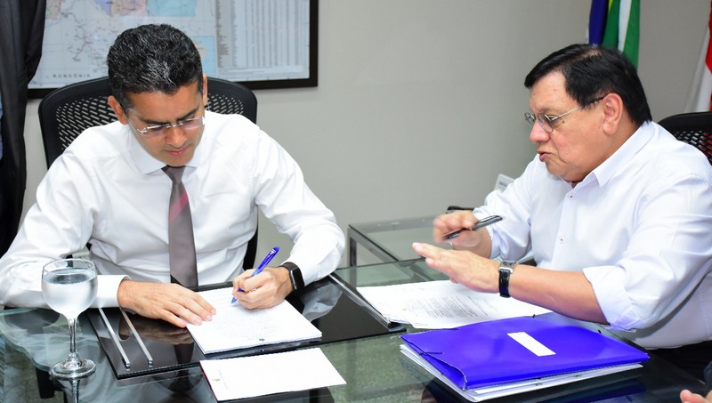 Governador interino David Almeida assinou criação de comitê (Foto: Dhyeizo Lemos/Secom)