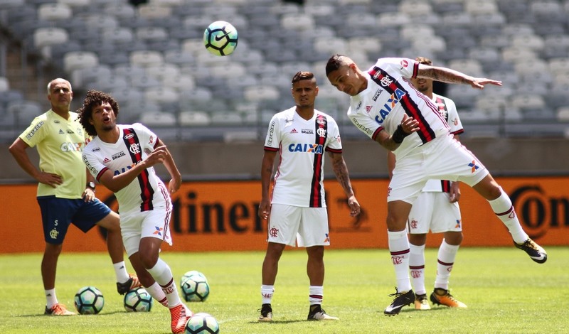 Éverton (centro) treinou com Guerrero e Wiiliam Araão e está confirmado no time do Flamengo (Foto: Gilvan de Souza/Flamengo.com)