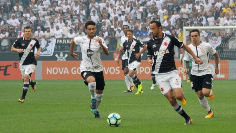 Atacante Nenê em lance de jogo do Vasco com o Corinthians, que venceu com gol polêmico de Jô (Foto: Paulo Fernandes/Vasco.com)