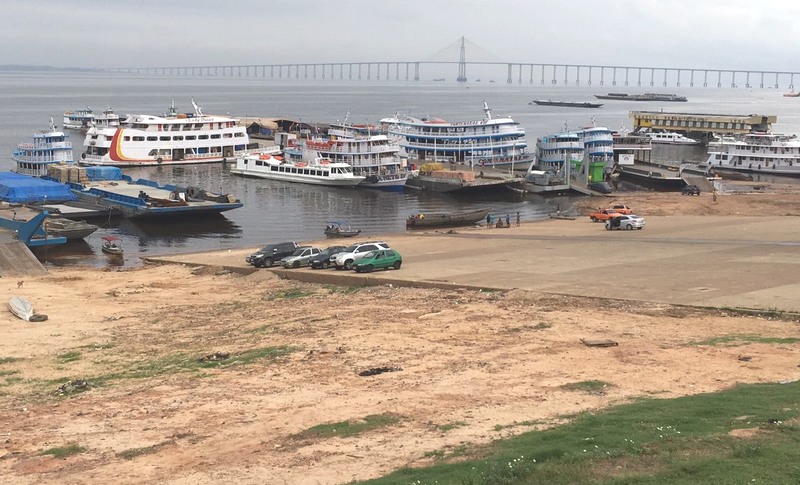 Pequenas embarcações atracam no porto para transportar passageiros e cargas regionais (Foto: ATUAL)