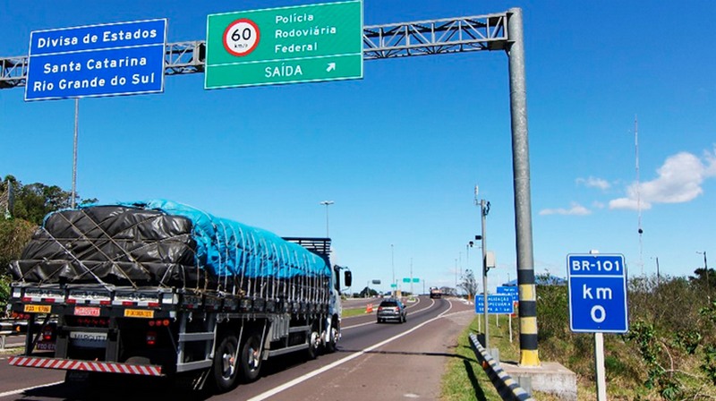 Oi instalou torres e cabos às margens de rodovias e deixou de pagar pelo uso do espaço público (Foto: Dnit/Divulgação)