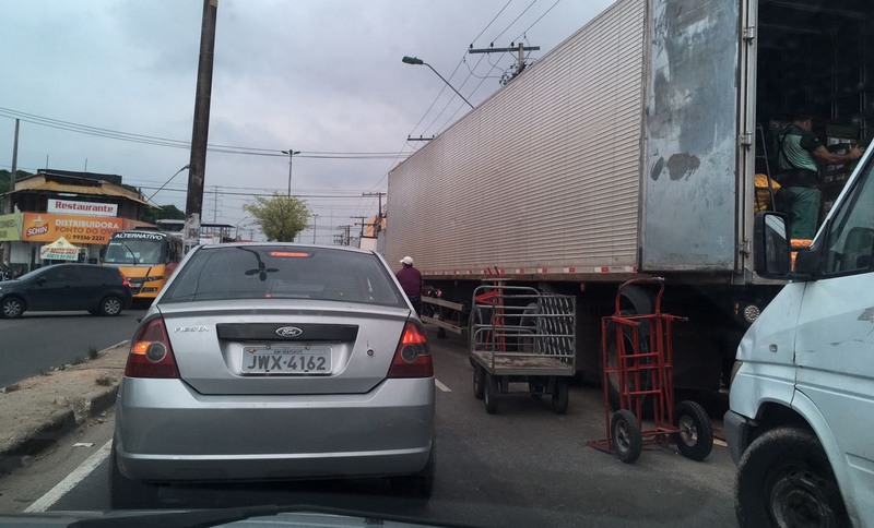 Rua do Fuxico, na zona leste. Caminhões ocupam via para descarregar mercadorias no horário comercial (Foto: ATUAL)