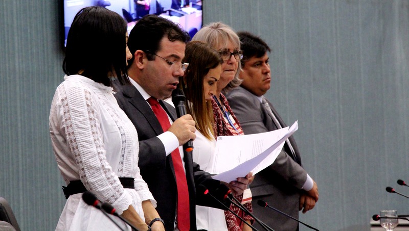 Presidente da CMM, Wilker Barreto, leu decisão dos vereadores que rejeitaram denúncia de nepotismo (Foto: CMM/Divulgação)