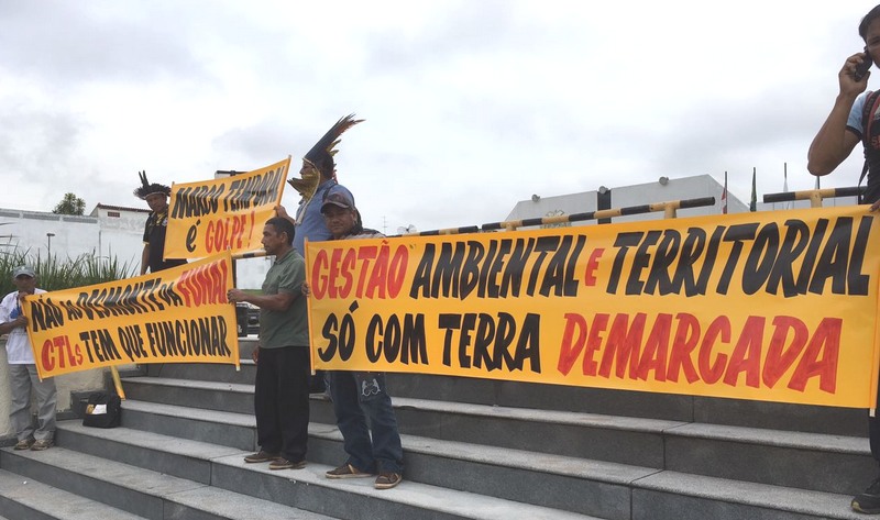 Indígenas exibiram faixas para chamar atenção para demarcação de terras no Amazonas (Foto: ATUAL)