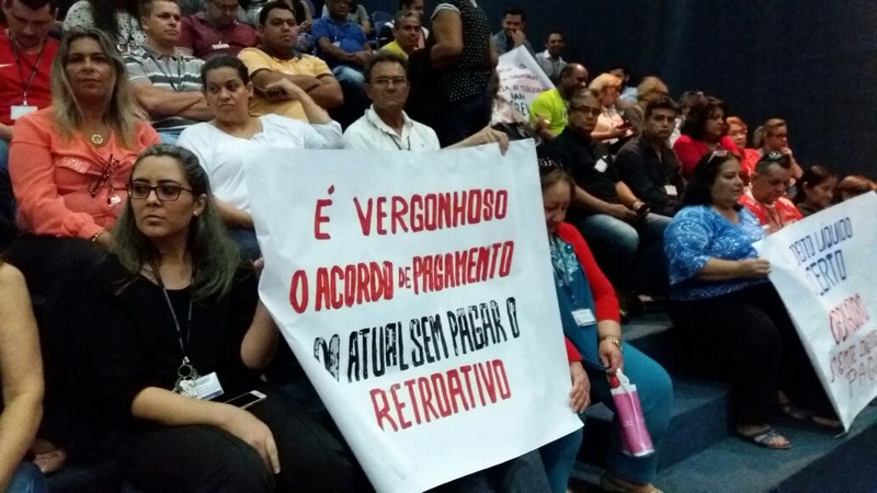 Com cartazes, servidores da Assembleia Legislativa do Amazonas pressionaram deputados por equiparação salarial (Foto: ATUAL)