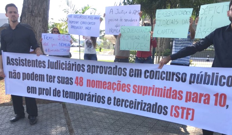 Concursados exibiram faixas e cartazes para cobrar contratação pelo Tribunal de Justiça (Foto: ATUAL)