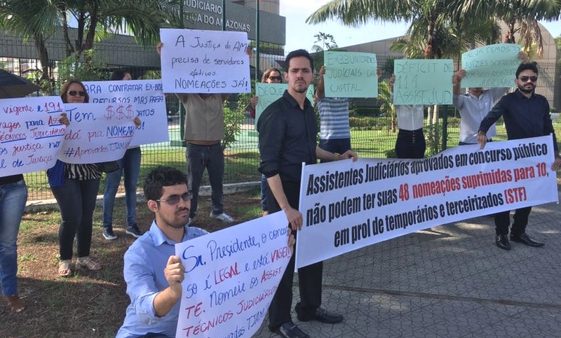Concursados para vaga de assistente judiciário cobraram contratação em protesto no TJAM (Foto: ATUAL)