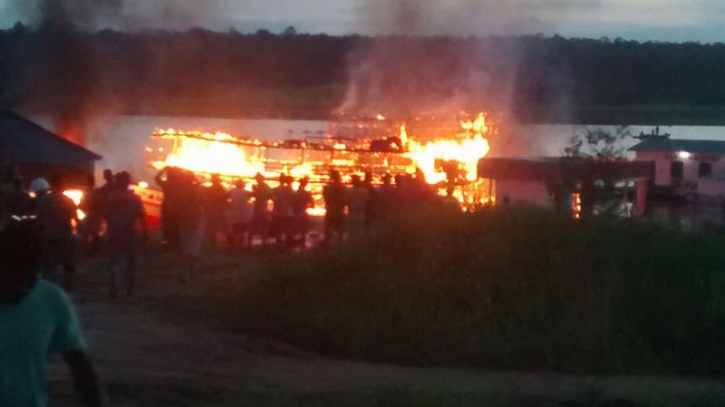 Barco pegou fogo ao ser atingido por explosão de embarcação de combustível em Anori (Foto: Divulgação)