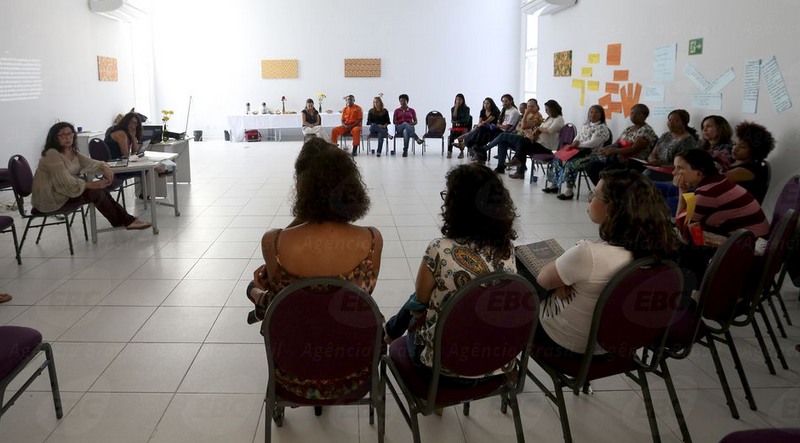 Mulheres de mobilizam para pressionar o presidente Michel Temer a vetar alterações na Lei Maria da Penha (Foto: Wilson Dias/ABr)