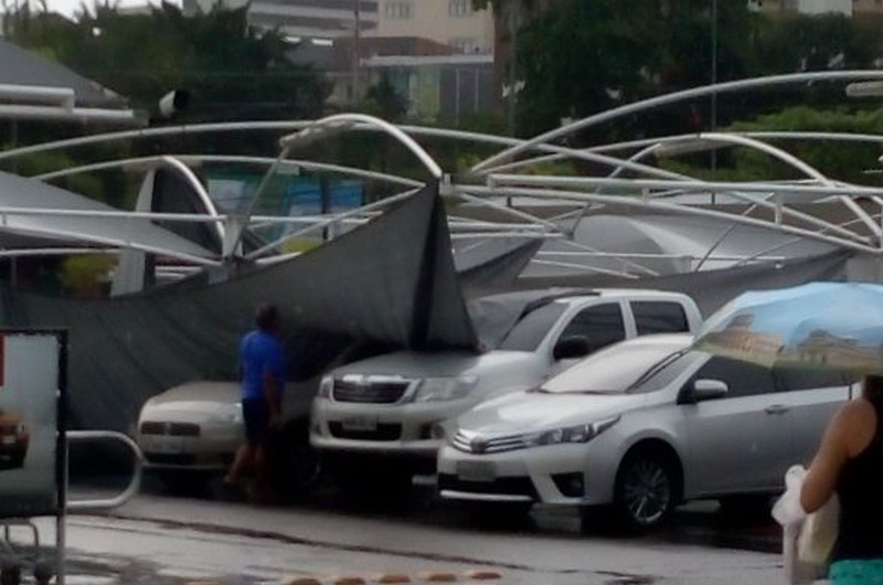 Cobertura de estacionamento do Supermercado Carrefour caiu sobre veículos (Foto: ATUAL)