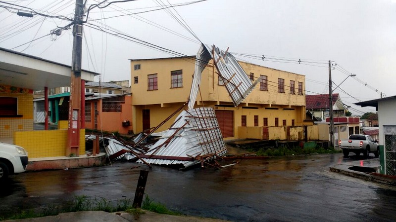 Vários destelhamentos de casas foram registrados pela Defesa Civil na madrugada e manhã desta sexta-feira (Foto: Divulgação)