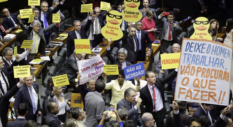 Oposição e aliados dividiram espaço com cartazes na votação sobre denúncia contra Temer (Foto: Luís Macedo/ Ag. Câmara)