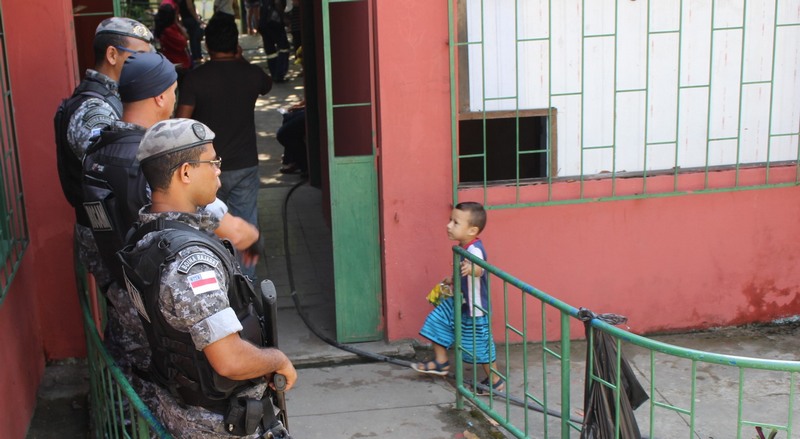 Policiais militares retiraram as famílias de terreno federal na zona centro-sul de Manaus (Foto: Daisy Melo/Adua/Divulgação)