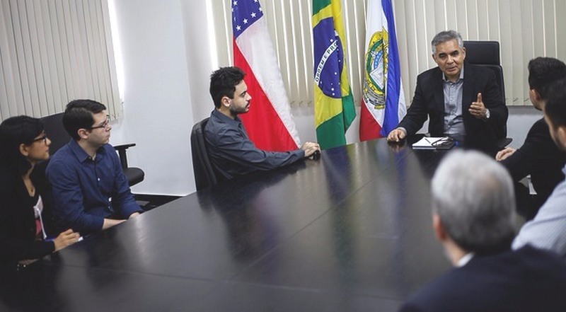Presidente do TJAM, Flávio Pascarelli, recebeu comissão de concursados para explicar contratações (Foto: TJAM/Divulgação)
