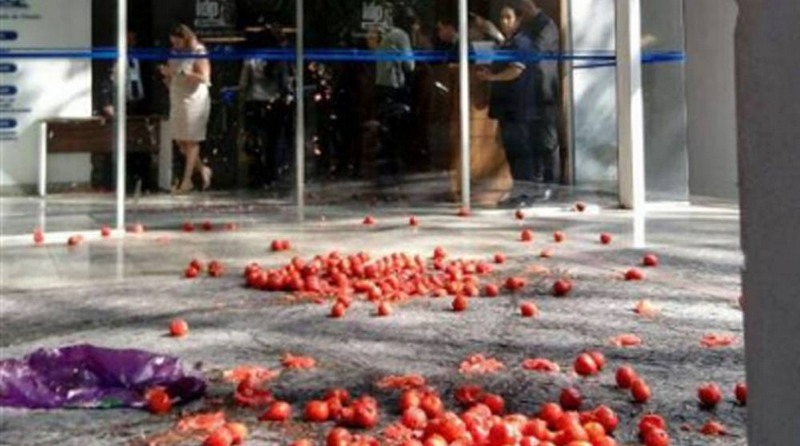 Tomates foram usados em protesto contra o ministro Gilmar Mendes, que não viu a manifestação (Foto: Facebook/Reprodução)