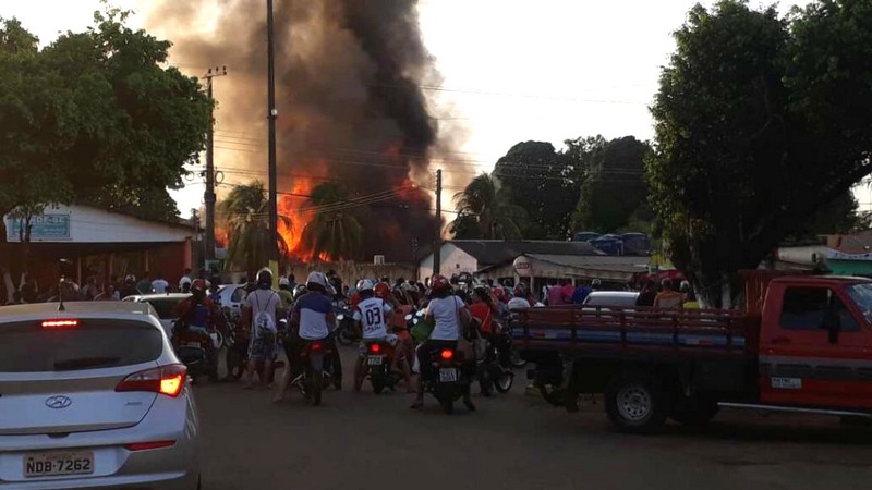 Supostos garimpeiros atearam fogo em sede do Ibama, carros e balsas em Humaitá (Foto Divulgação)