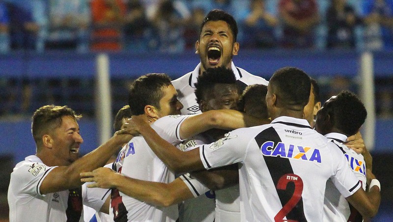 Jogadores do Vasco festejam vitória contra o Avaí (Foto: Paulo Fernandes/Vasco.com)
