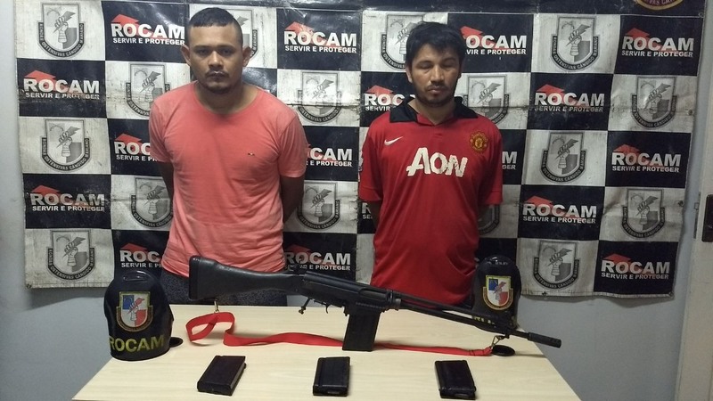 Romeu Ramos de Souza e André Alexandre Sabino Nicácio presos com fuzil exclusivo de uso militar (Foto: Rocam/Divulgação)