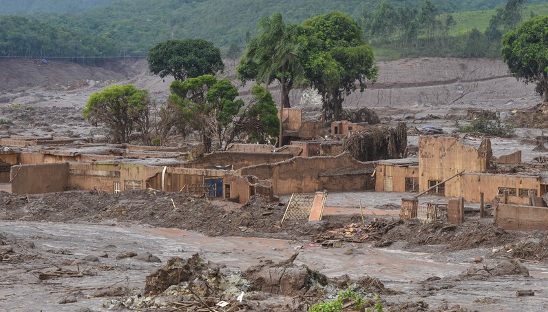 Distrito de Bento Rodrigues, em Mariana (MG), atingido pelo rompimento de duas barragens de rejeitos da mineradora Samarco (Foto: Antonio Cruz/Agência Brasil)