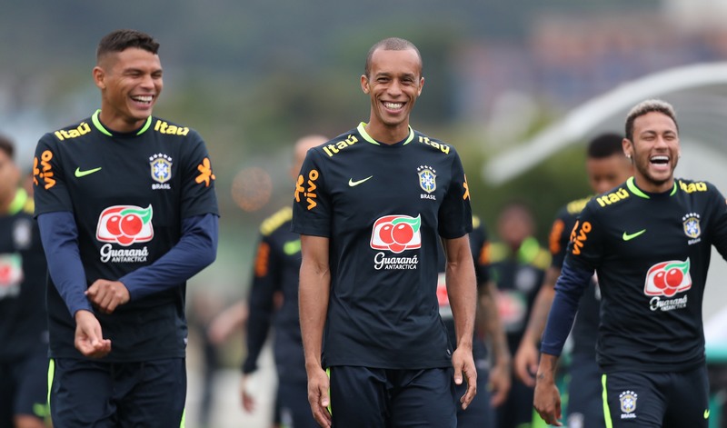 Tiago Silva, Miranda e Neymar felizes da vida em treino da Seleção Brasileira (Foto: Lucas Figueiredo/CBF)