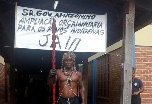 Com cartazes,. índios pedem ao governador Amazonino Mendes que reveja nomeação Foto: Divulgação)