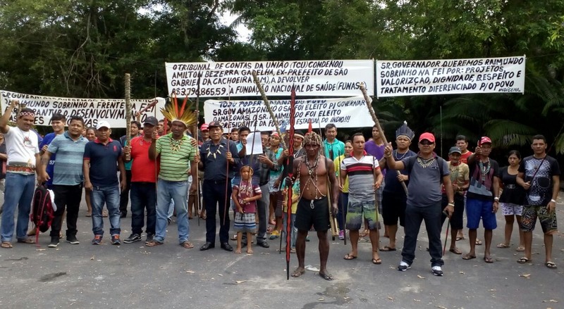 Lideranças indígenas protestaram contra indicação de ex-prefeito de São Gabriel para direção da Fundação Indígena (Foto: Divulgação)