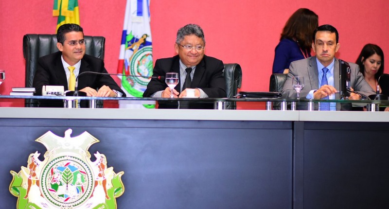 Os secretários Alfredo Paes (centro) e Sdiney Leite (à direita) apresentaram dados do orçamento na ALE, presidida por David Almeida (Foto: Dhyeizo Lemos/AL/Divulgação)