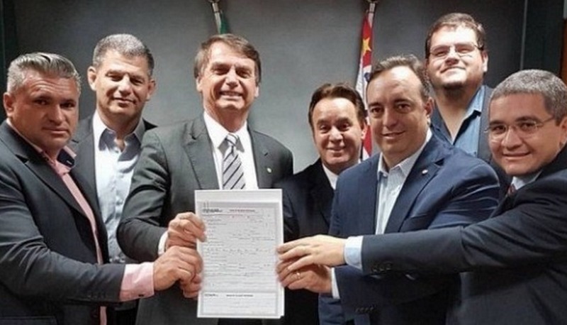 Jair Bolsonaro assinou ficha de pré-filiação ao Patriota, ex-PEN (Foto: Patriota/Divulgação)