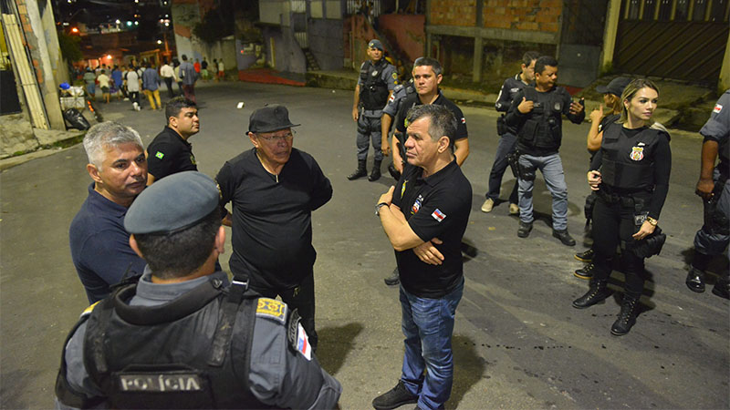 Secretário Bosco Saraiva acompanhou blitz em bares da zona leste de Manaus (Foto: Aguillar Abecassis/Secom)