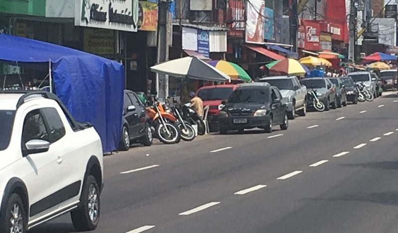 Obstrução de calçadas por vendedores ambulantes é infração à lei, alerta juiz (Foto: ATUAL)