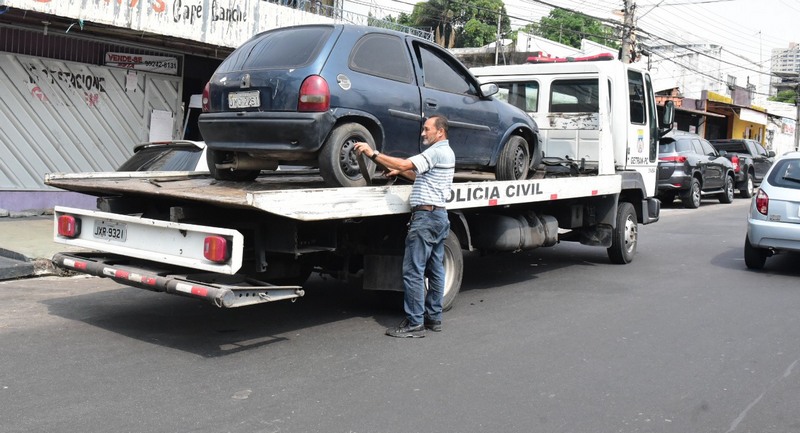 Carros são levados por guinchos porque são peças de inquérito policial (Foto: Bruno Zanardo/Secom)