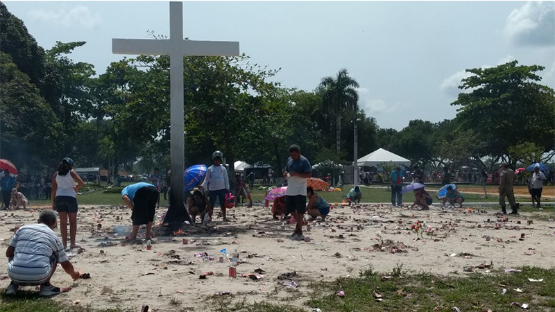 Cruzeiro, local específico para acender velas, teve acompanhamento dos bombeiros (Foto: Valmir Lima/ATUAL)