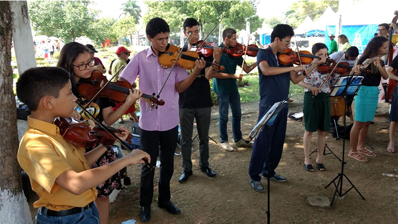 Grupo de músicos se apresentou aos visitantes com canções em ritmo instrumental (Foto: Valmir Lima/ATUAL)