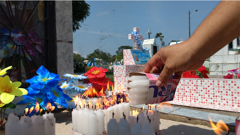 Muitas velas foram acesas pelos visitantes nos cemitérios neste Dia de Finados (Foto: Valmir Lima/ATUAL)