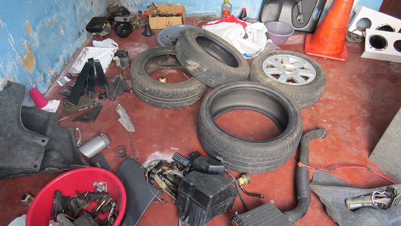 Pneus e peças de carros e motos foram encontrados em casa de suspeito (Foto: Lana Honorato/PC-AM)