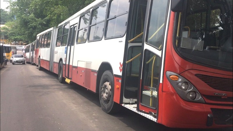 Ônibus foram apreendidos em blitz do Detran-AM. Havia até veículo com placa clonada (Foto: ATUAL)
