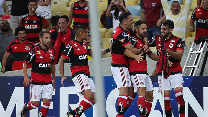 Jogadores comemoram gol de Diego. Empate garantiu o Flamengo na semifinal da Copa Sul-Americana (Foto: Gilvan de Souza/Flamengo.com)
