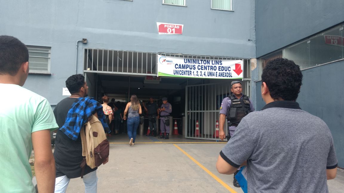 Segurança na entrada dos locais de prova foi reforçada (Foto: Felipe Campinas∕Atual)