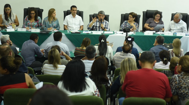 Secretário Francisco Deodato (centro) reuniu prefeitos para anunciar liberação de dinheiro a partir de janeiro (Foto: Susam/Divulgação)