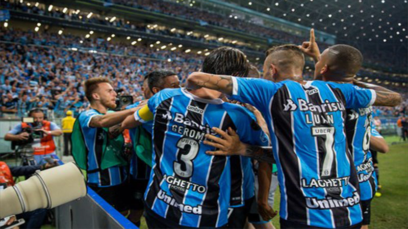 Jogadores do Grêmio festejaram vitória que assegurou vantagem do empate no jogo de volta (Foto: Lucas Uebel/Grêmio/FBPA)