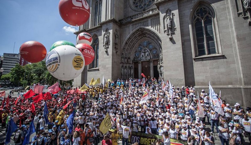 Em São Paulo, centenas de pessoas se reúnem na Praça da Sé (Foto: Mídia Ninja/Facebook)