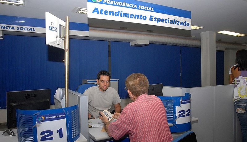 Homens com mais de 65 anos e mulheres com mais de 62 anos podem ir ao banco receber o benefício (Foto: Agência Brasil)