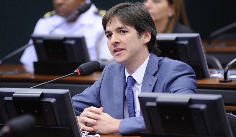 Pedro Cunha considerou válido alterar a lei com o intuito de instituir programas que orientem jovens a realizar um descarte responsável (Foto: Câmara dos Deputados)