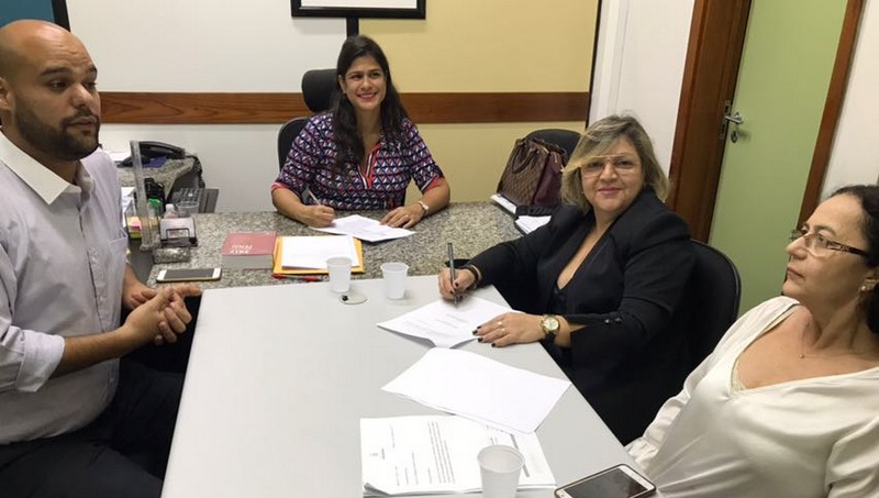 A parceria foi firmada entre a secretária Auxiliadora Abrantes, da Seas, e a juíza da Vemepa, Bárbara de Araújo Folhadela (Foto: Seas/Divulgação)