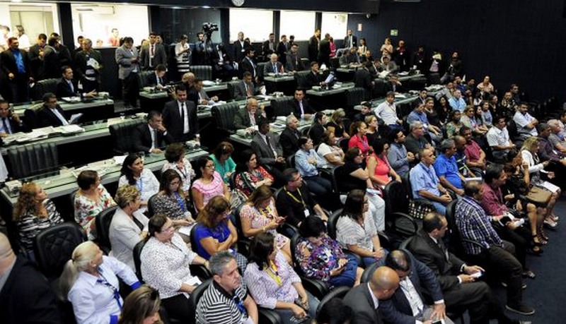 Servidores do TCE acompanharam votação do reajuste salarial, aprovado pelos deputados estaduais (Foto: ALE/Divulgação)